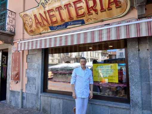 Giovanni Rattalino, davanti alla sua panetteria a Saluzzo Giovanni Rattalino, davanti alla sua panetteria a Saluzzo
