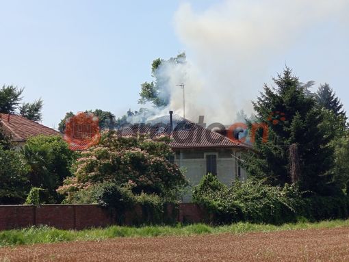 Fossano, in fiamme porzione di tetto di Villa Souchon [FOTO E VIDEO]