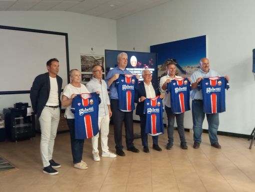 I rappresentanti delle istituzioni con la maglia celebrativa dei 120 anni di storia dell'AC Cuneo 1905
