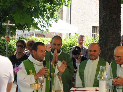 Don Marco Gallo tra don Claudio e don Luca Margaria durante la messa di  saluto celebrata ieri alla Cappella di Madonna della Madonna della Neve tra Villanovetta di Verzuolo e Costigliole