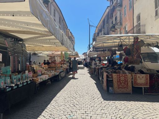 Bancarelle area pedonale via Roma