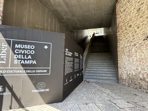 A sinistra la zona per l'installazione dell'ascensore, a fianco della scalinata