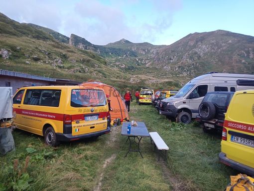 Il campo base montato all'esterno della grotta dove stanno avvenendo i soccorsi allo speleogo Il campo base montato all'esterno della grotta dove stanno avvenendo i soccorsi allo speleogo