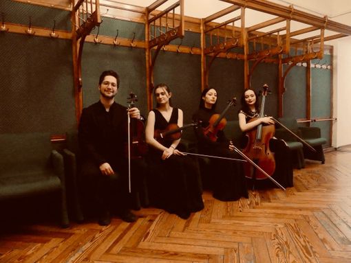 Il “Sunrise Quartet en plein air” è formato da un quartetto d’archi del Conservatorio “G. F. Ghedini” di Cuneo Il “Sunrise Quartet en plein air” è formato da un quartetto d’archi del Conservatorio “G. F. Ghedini” di Cuneo