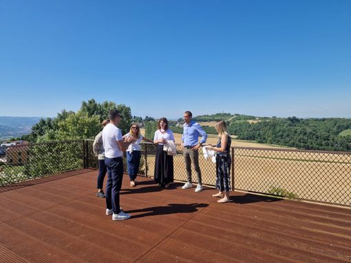 Le delegazioni al Parco d'Arte della collina di San Licerio a Guarene