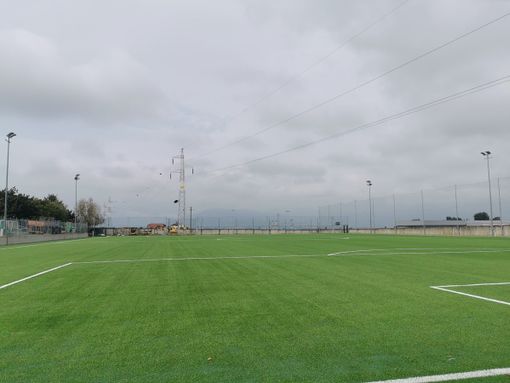 Saluzzo, il Comune completa il restyling del campo “Damiano 2” con due nuove tribune e rete perimetrale