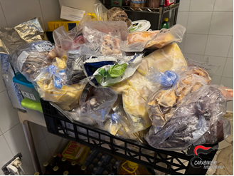 Vaschetta contenente prodotti alimentari di diverso tipo sprovvisti di etichetta e tracciabilità