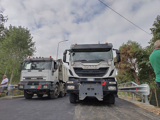 Le prove di carico del nuovo attraversamento sul rio Paschiero nel comune di Ruffia