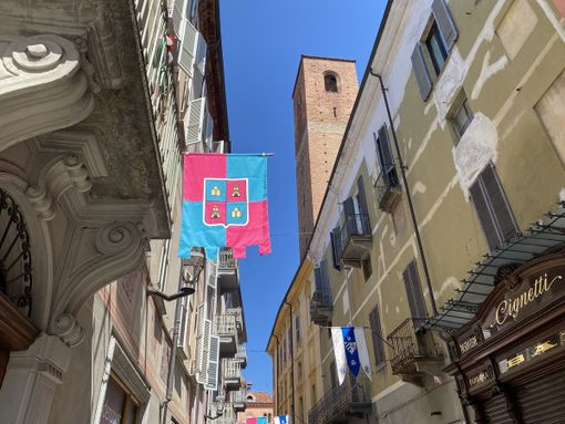 Alba si veste a festa: nuove bandiere per i borghi in vista del settembre del folclore