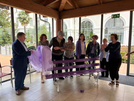 Saluzzo, l'inaugurazione della panchina lilla alla Residenza Tapparelli