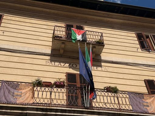 La bandiera sulla facciata del municipio di Garessio
