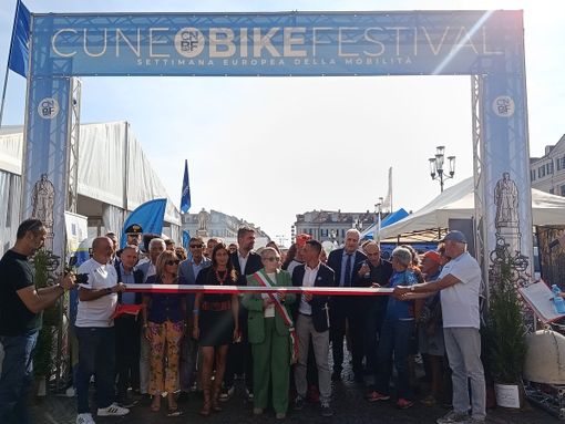 L'inaugurazione e il taglio del nastro del Cuneo Bike Festival L'inaugurazione e il taglio del nastro del Cuneo Bike Festival
