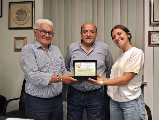 Flavio Zunino con il presidente dell'Avis provinciale Valentino Piacenza e la consigliera Matilda Brero