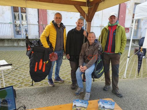La presentazione della scuola italiana di parapendio per disabili al centro l'istruttore Guido Teppa e seduto l'assessore allo Sport di Martiniana Po Danilo Nasi