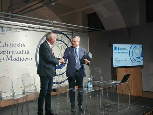 Franco Demaria, sindaco di Saluzzo consegna il Premio Chevalier Errant allo storico Alessandro Barbero Franco Demaria, sindaco di Saluzzo consegna il Premio Chevalier Errant allo storico Alessandro Barbero