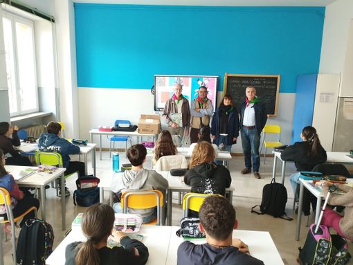 A Carrù l'ANPI dona agli studenti di terza media il libro "Ora e sempre Resistenza" A Carrù l'ANPI dona agli studenti di terza media il libro "Ora e sempre Resistenza"