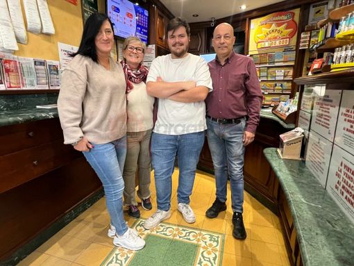 Da sinistra la nuova titolare Romina Rinaudo. Vicino a lei Silvia Tonelli, Alessandro Dalmasso e Lorenzo Lombardo