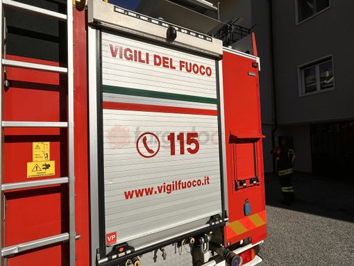 Prende fuoco un camino a Trinità