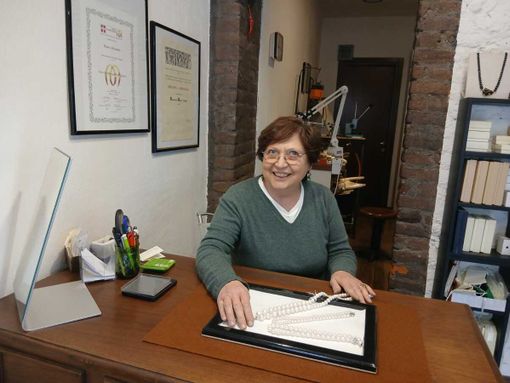 Alessandra Maero nel suo spazio laboratorio di corso Italia 40 a Saluzzo