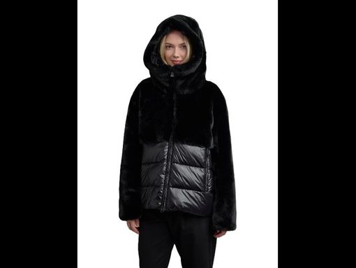 Dal minimal al maxi-volume: come i piumini stanno cambiando il guardaroba femminile Dal minimal al maxi-volume: come i piumini stanno cambiando il guardaroba femminile