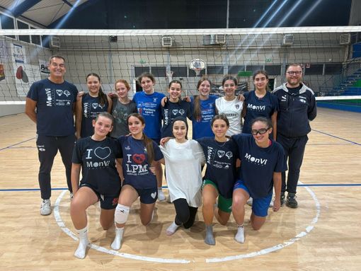 Yamoora Azizi: in prima fila a metà con la squadra del volley