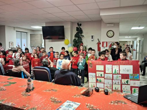 Piozzo, la magia del Natale unisce bambini della primaria e ospiti della casa di riposo Piozzo, la magia del Natale unisce bambini della primaria e ospiti della casa di riposo
