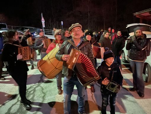 La fiamma occitana illumina le feste nelle Terre del Monviso, tra Dronero e Castelmagno