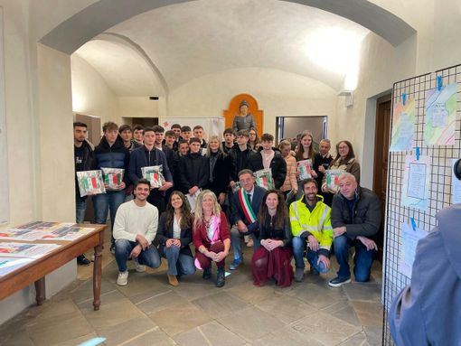 La consegna delle borse di studio e delle Costituzioni ai neo maggiorenni revellesi