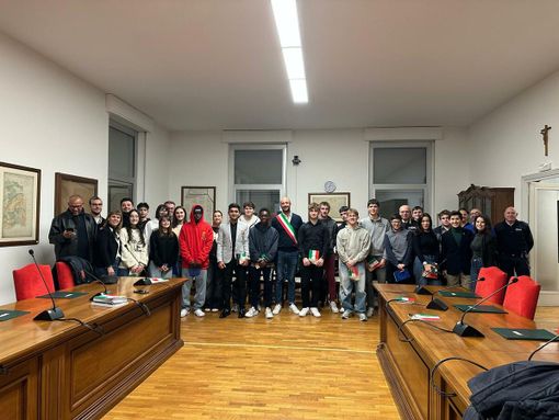 Verzuolo ha festeggiato i neo diciottenni: consegnata la Costituzione e visita al nuovo Spazio Giovani