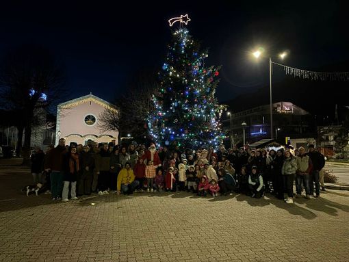 Rifreddo, il grande albero di piazza della Vittoria accende il Natale Rifreddo, il grande albero di piazza della Vittoria accende il Natale