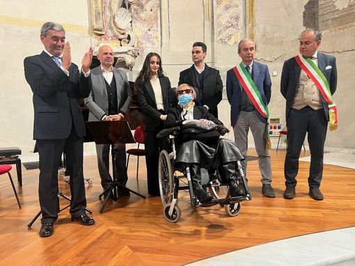 Daniela Gazzano con la sua famiglia, con il Prefetto, il sindaco di Bra e il sindaco di Calizzano