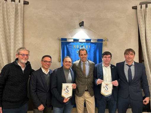 I campioni del ciclismo Chiappucci e Bugno insieme al presidente Rotary Saluzzo Luigi Giulini Richard e i giornalisti Davide Mazzocco e Davide Rossi