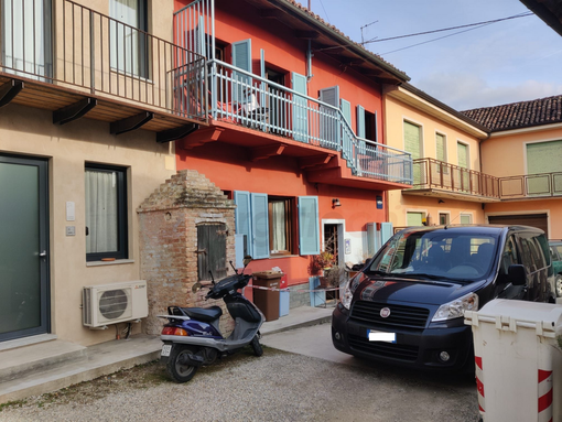 Al centro, con l'intonaco rosso, l'abitazione dove si è consumata la tragedia costata la vita a Paolo e Francesco Foglino