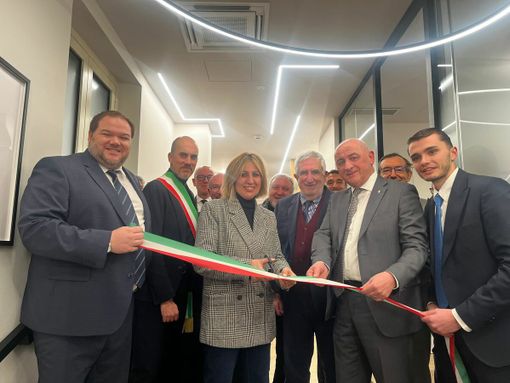 Il taglio del nastro durante l'inaugurazione della filiale a Venaria Reale di BCC Alpi Marittime