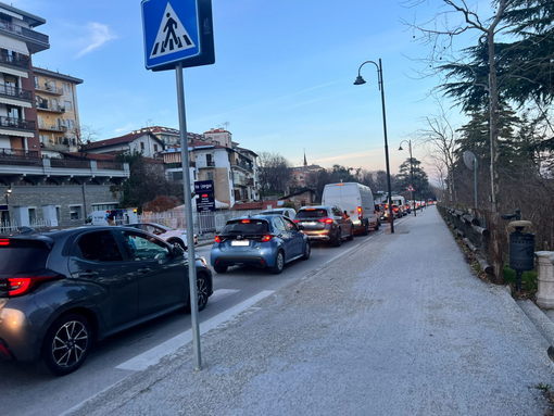 Lunghe file di auto ferme in coda in uscita dalla città Lunghe file di auto ferme in coda in uscita dalla città