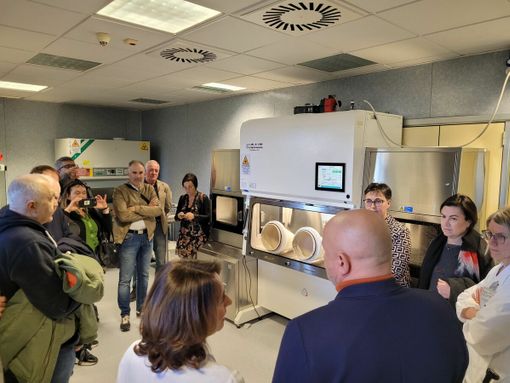 AIL Cuneo dona isolatore da 160mila euro all'ospedale Santa Croce e Carle: nuove terapie sperimentali per pazienti onco-ematologici