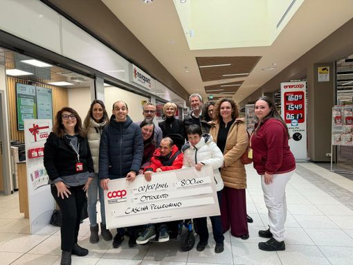 Da sinistra: Antonella Scarcello (Ipercoop), Elena Bima, Stefano Occelli, Michela Isaia (coop. Proposta80), Pasquale Vaccargiu (Direttore Ipercoop), Elena Menardi (referente Centri diurni CSAC), Flavio Degioanni (presidente coop Proposta80), Roberta Testa (resp. Centri diurni coop. Proposta80), Giulia Manassero (Direttore CSAC), Marta Bresolin (Ipercoop), Cristina Verra e Lorenzo Zanda. Da sinistra: Antonella Scarcello (Ipercoop), Elena Bima, Stefano Occelli, Michela Isaia (coop. Proposta80), Pasquale Vaccargiu (Direttore Ipercoop), Elena Menardi (referente Centri diurni CSAC), Flavio Degioanni (presidente coop Proposta80), Roberta Testa (resp. Centri diurni coop. Proposta80), Giulia Manassero (Direttore CSAC), Marta Bresolin (Ipercoop), Cristina Verra e Lorenzo Zanda.