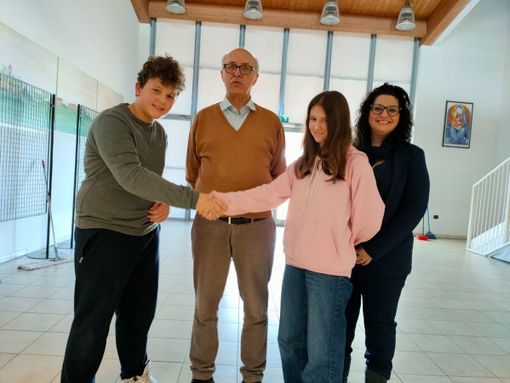 Il nuovo sindaco dei ragazzi e l'uscente Il nuovo sindaco dei ragazzi e l'uscente