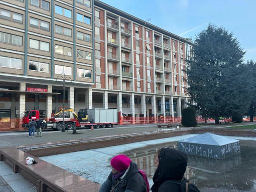 Piazza Europa, 33 mila euro per le telecamere: il Comune blinda il cantiere mentre si attende il verdetto sui cedri