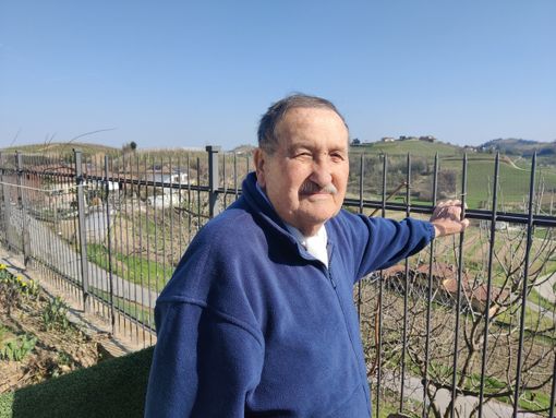Aldo Batti, il cantore del Roero: “Assomiglio alla mia terra: siamo gente che lavora tanto, ma sa anche far festa” Aldo Batti, il cantore del Roero: “Assomiglio alla mia terra: siamo gente che lavora tanto, ma sa anche far festa”
