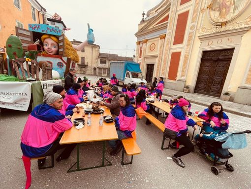 El Cher d'Envie con il gruppo mascherato El Cher d'Envie con il gruppo mascherato