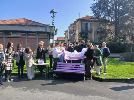 L'inaugurazione della panchina lilla in piazza Dante a Saluzzo
