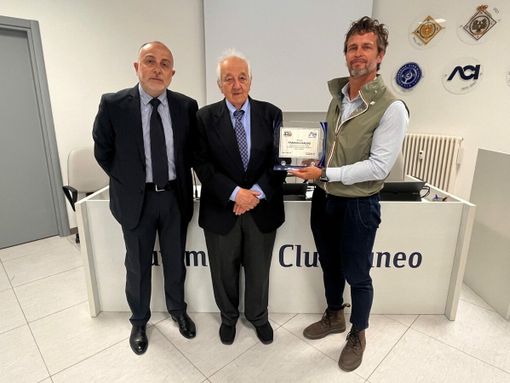 Andrea Giraudo (primo a destra) figlio del socio Franco Giraudo ritira la targa di fedeltà associativa alla presenza del direttore e del presidente dell’Automobile Club Cuneo, Giuseppe De Masi e Franco Revelli Andrea Giraudo (primo a destra) figlio del socio Franco Giraudo ritira la targa di fedeltà associativa alla presenza del direttore e del presidente dell’Automobile Club Cuneo, Giuseppe De Masi e Franco Revelli