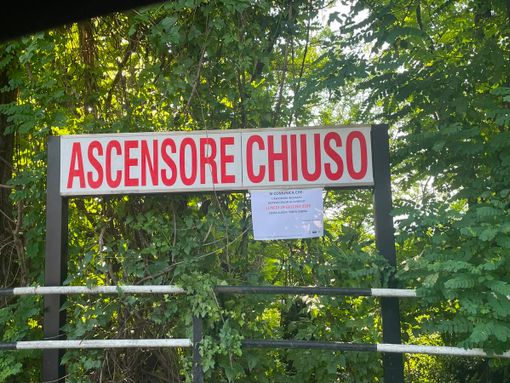 Dopo il guasto alle batterie, ora tocca alle porte: nuovo stop per l'ascensore panoramico