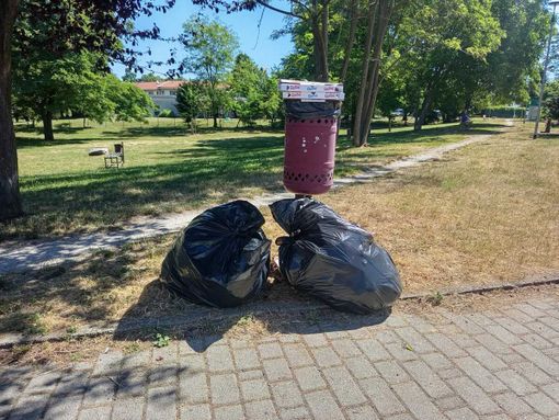 Al Parco Nero di Madonna dell'Olmo una lezione di civiltà: i ragazzi puliscono tutto dopo la serata con la pizza