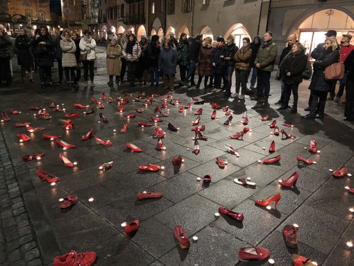 Scarpe rosse a Savigliano per ricordare le donne vittime di violenza