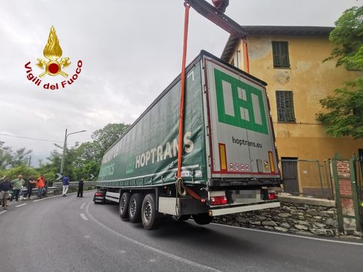 Camion si incastrano in una curva a Nava: Statale 28 liberata dai vigili del fuoco [FOTO E VIDEO]