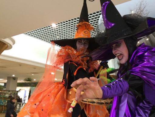 Parata di Befane sui trampoli nella galleria commerciale "Borgomercato" Parata di Befane sui trampoli nella galleria commerciale "Borgomercato"