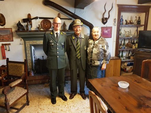 Il capitano Andrea Piergiacomi, l’appuntato scelto in congedo Romano Costanzo Sandri con la moglie Tosca