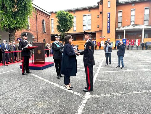 Il prefetto di Cuneo Fabrizia Triolo ha consegnato al brigadiere capo qualifica speciale Jean Claude Antonelli